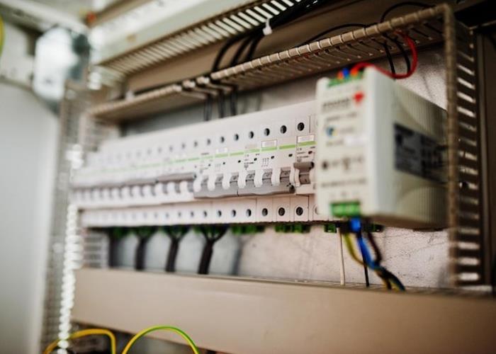 DC vs AC Isolator Switches: Electrical Safety and Efficiency