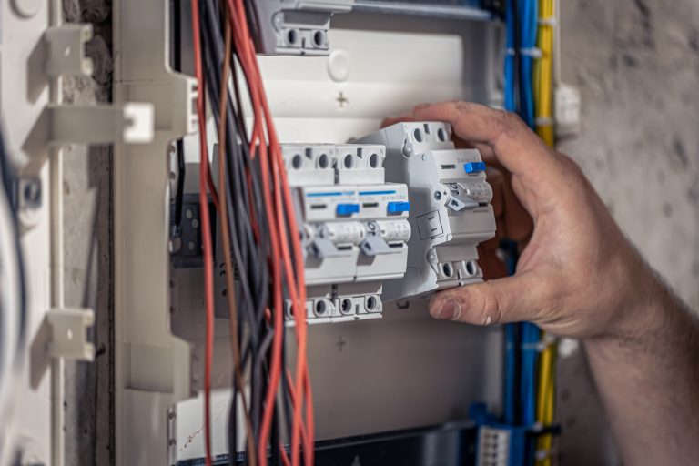 How to Select the Right Circuit Breaker for Commercial and Industrial Applications?